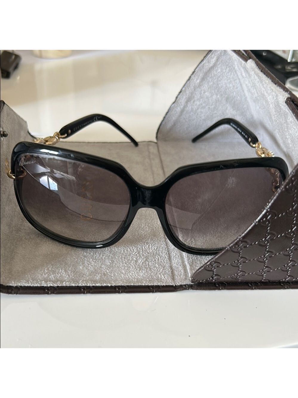 GUCCI Elegant Black Sunglasses